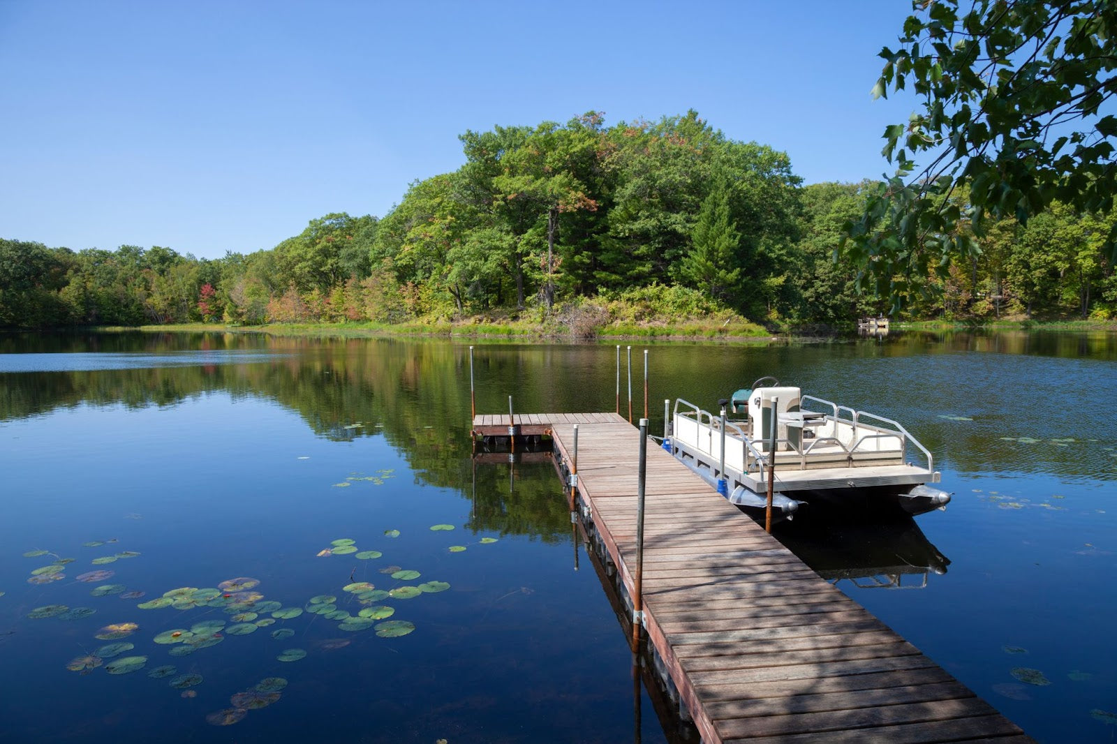 How to Dock a Pontoon Boat on a Lift Without Stress