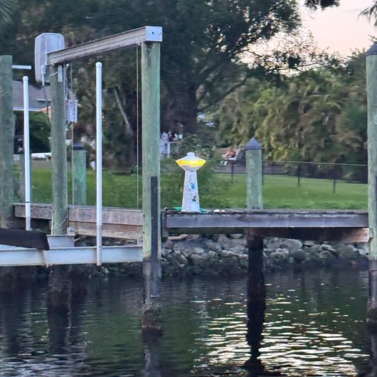 Hatteras 20A/20A Dock Power Pedestal with Light-2